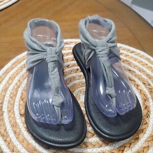 SANUK Women's Yoga Sling Sandals Size 8 Thongs Gray Fabric Flip Flops Shoes.